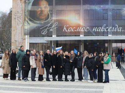 Церемония возложения цветов к памятнику Юрия Гагарина