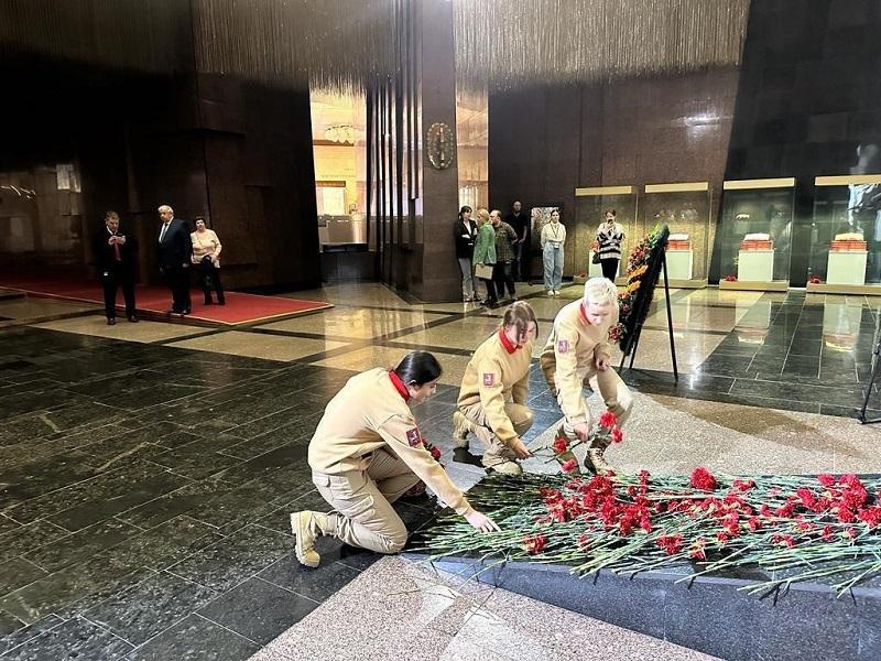 Возложение цветов в Зале памяти и скорби